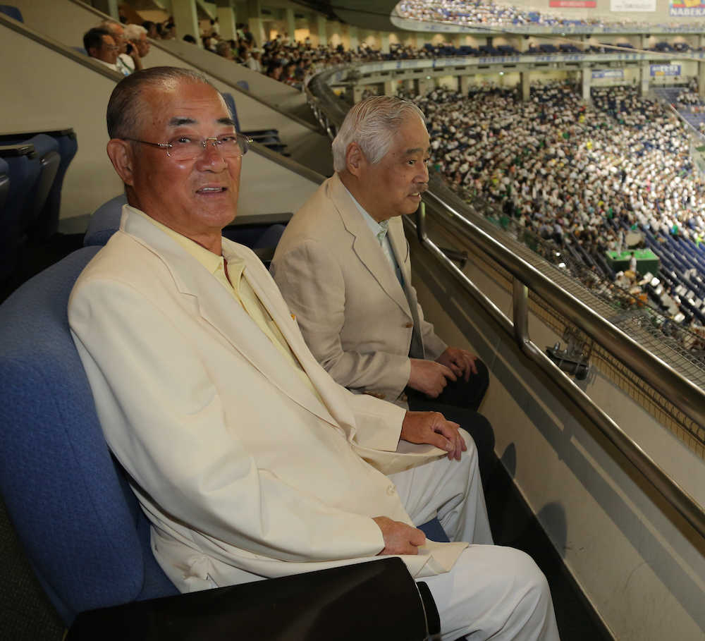 都市対抗野球を観戦する張本勲氏（左）と岸井成格毎日新聞社特別編集委員