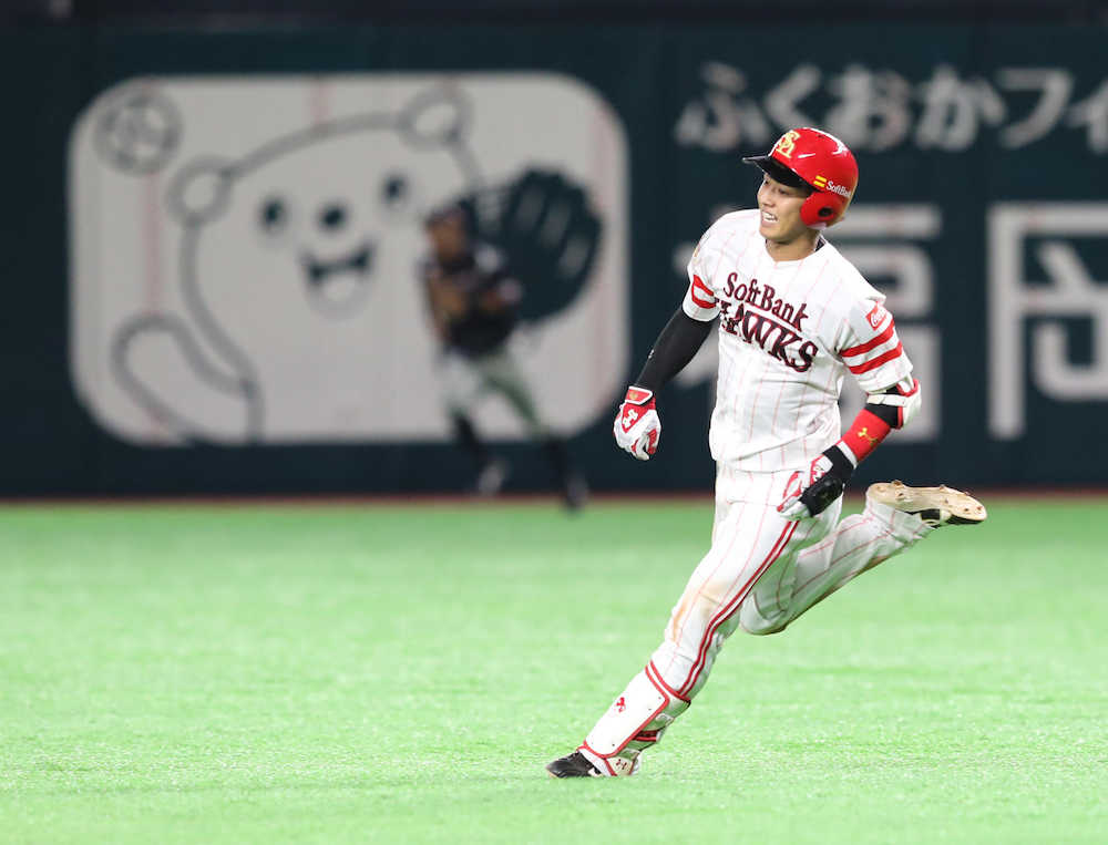 ＜ソ・ロ＞８回２死、福岡銀行の広告イラスト（後方）に打球を当てる三塁打を放った今宮