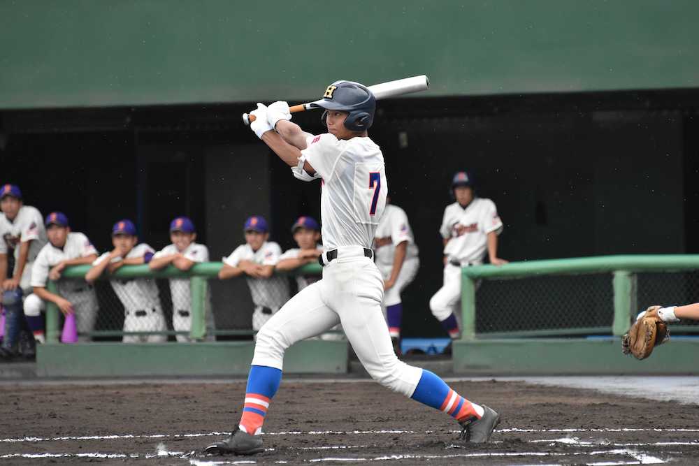 初回１死二塁、先制適時二塁打を放つ花咲徳栄・西川
