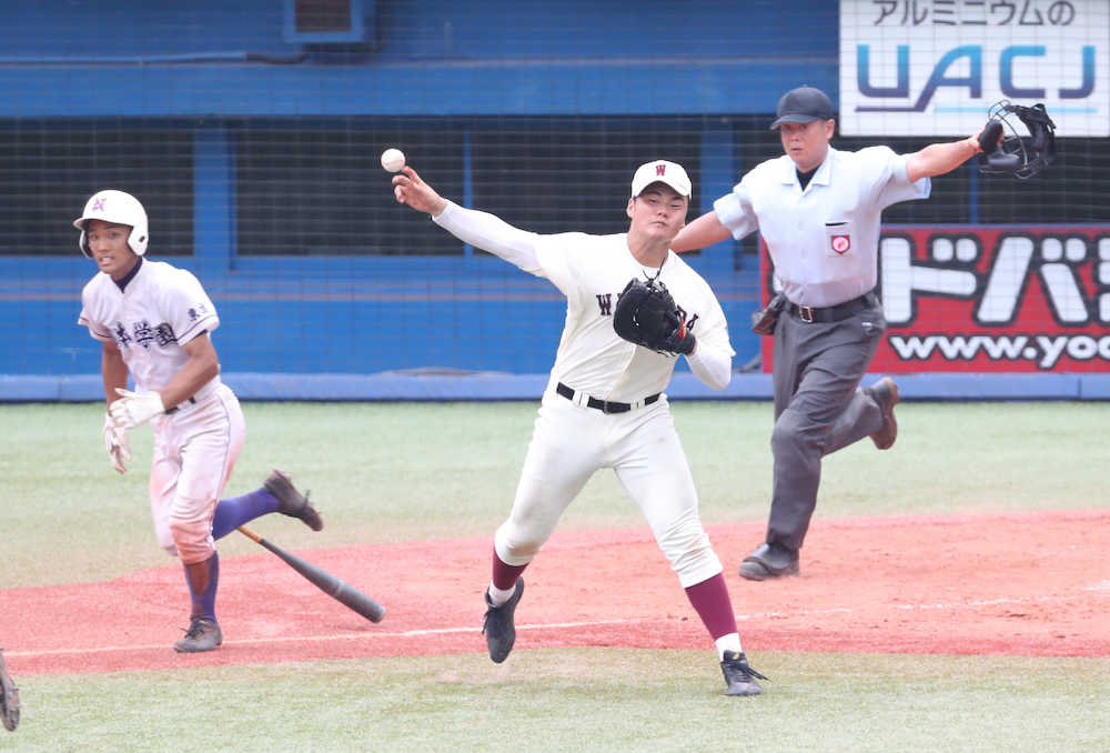 ＜高校野球　西東京大会　早実・日本学園＞７回無死一塁、日本学園・高木（左）のバントに、清宮は抜群のフィールディングで二塁へ送球。併殺とする。