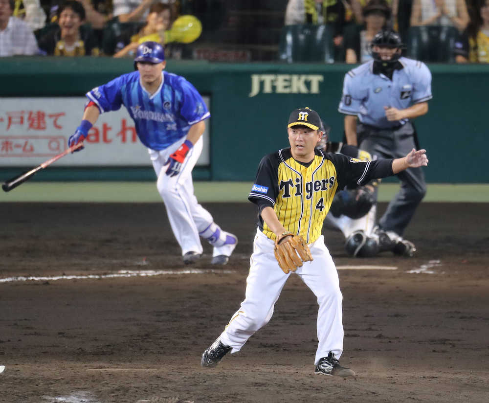 ＜神・Ｄ＞７回２死三塁、高橋は筒香を二ゴロに打ち取る