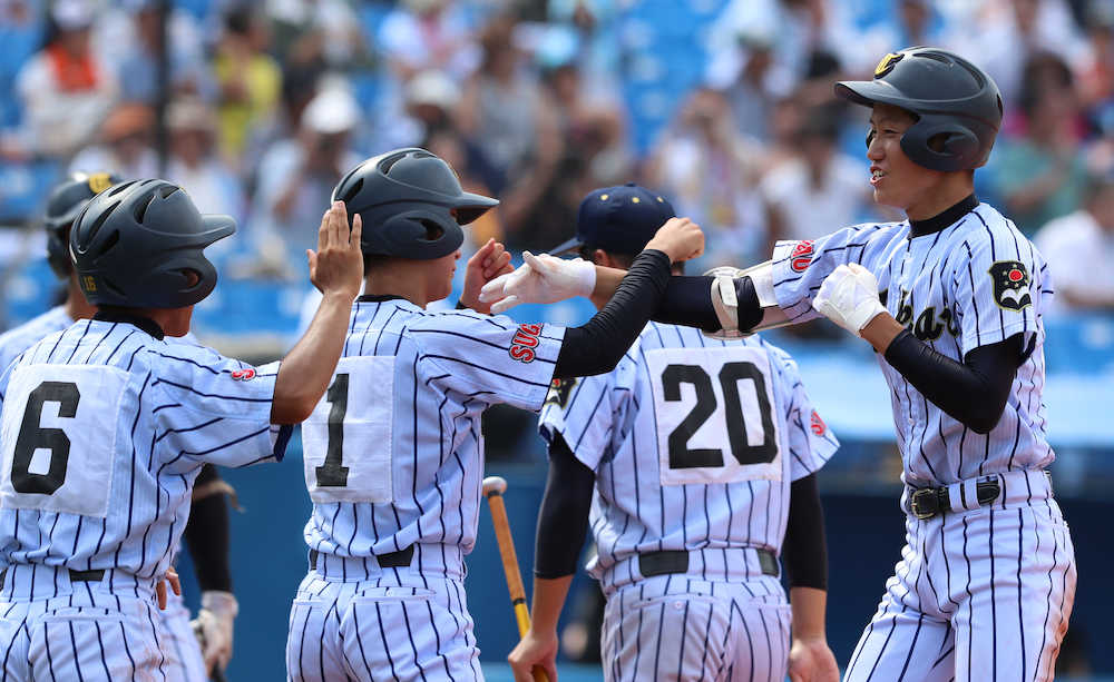 ４回１死一、二塁、３点本塁打を放ち、チームメートに迎えられる東海大菅生・松井（右）