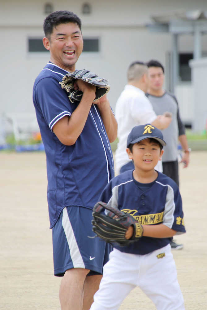 東日本大震災で被災した少年野球チームの子どもたちを指導する斎藤隆氏