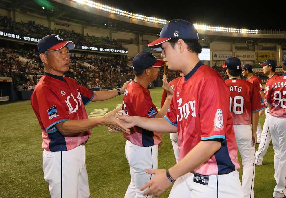 西武・辻監督（左）と握手する多和田