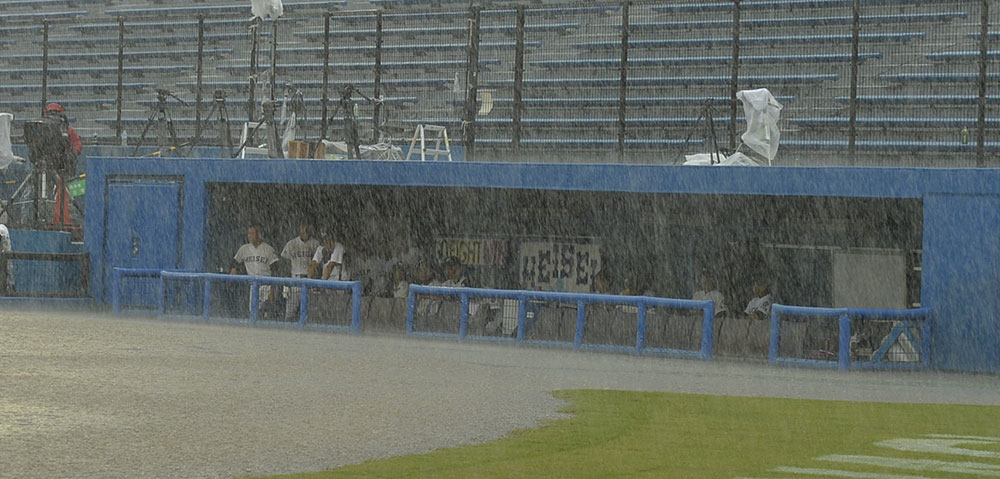 ＜日大三島・藤枝明誠＞豪雨で試合が中断し、ベンチで待機する藤枝明誠ナイン