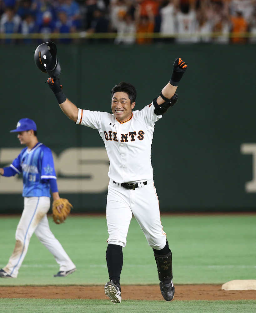 ＜巨・Ｄ＞９回２死一、三塁、相川はサヨナラ打を打ち両手を突き上げて喜ぶ