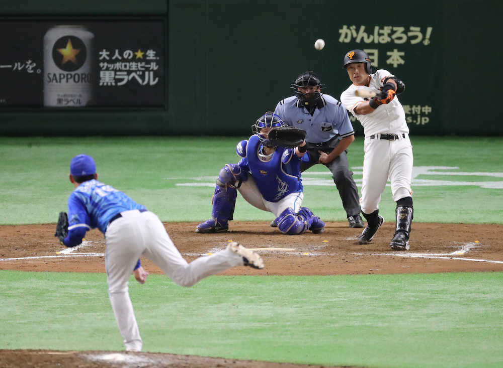 ＜巨・Ｄ＞９回２死一、三塁、左中間へサヨナラ打を放つ相川。投手・山崎康