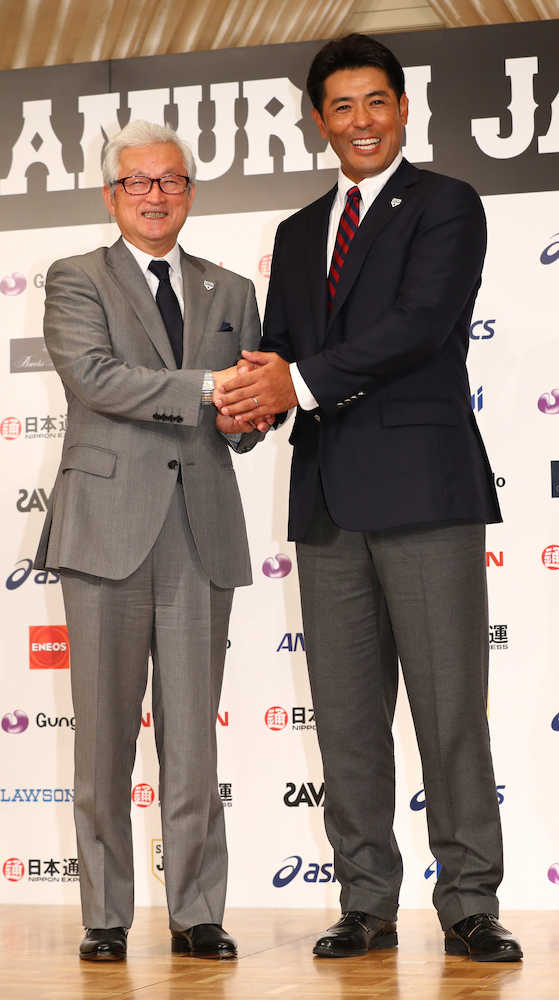 山中強化本部長（左）と笑顔で握手を交わす稲葉新監督