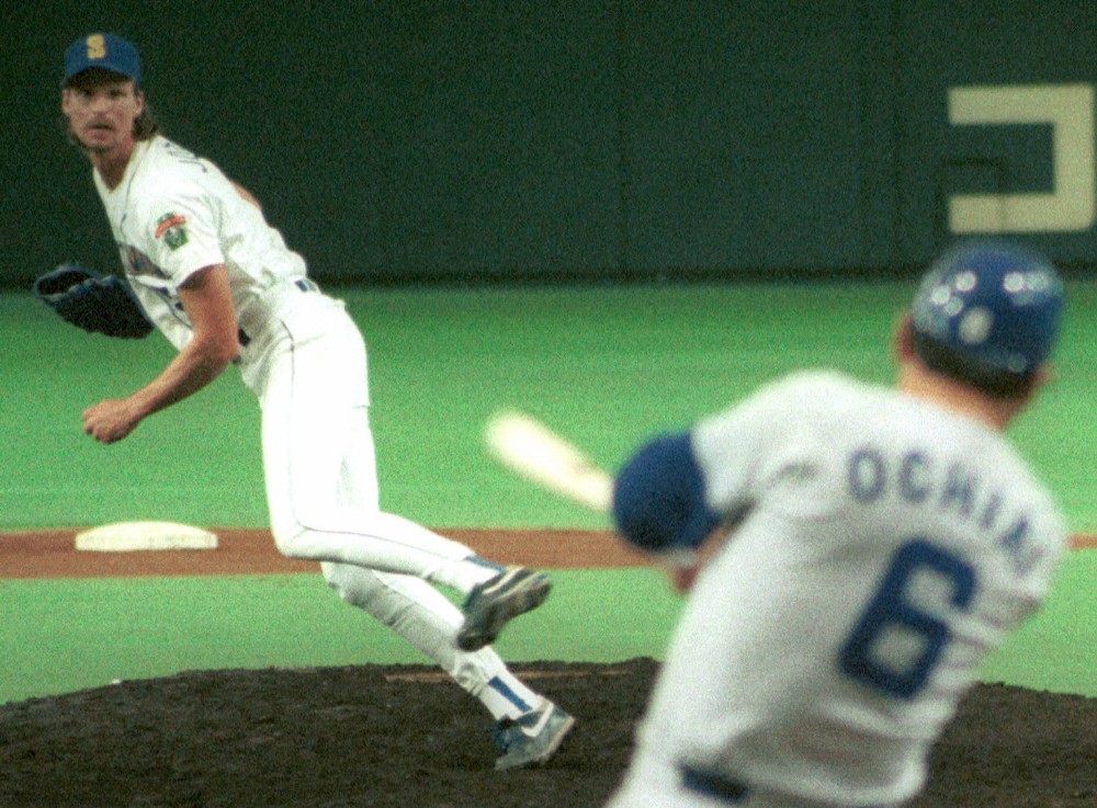 ９０年日米野球で、中日の落合博満と対戦するシアトル・マリナーズのランディ・ジョンソン