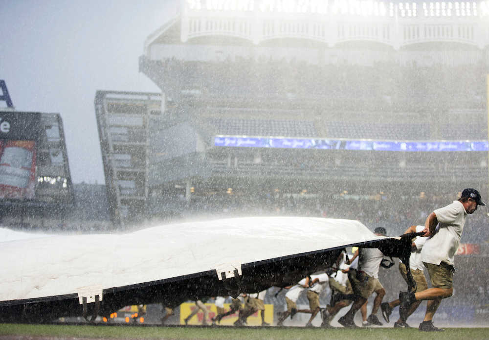 ８回表から降雨のため中断したヤンキース―タイガース戦　（ＡＰ）