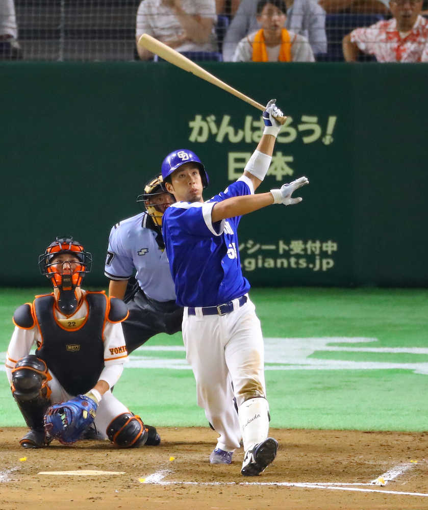 ＜巨・中＞９回、ソロ本塁打を放つ中日・福田