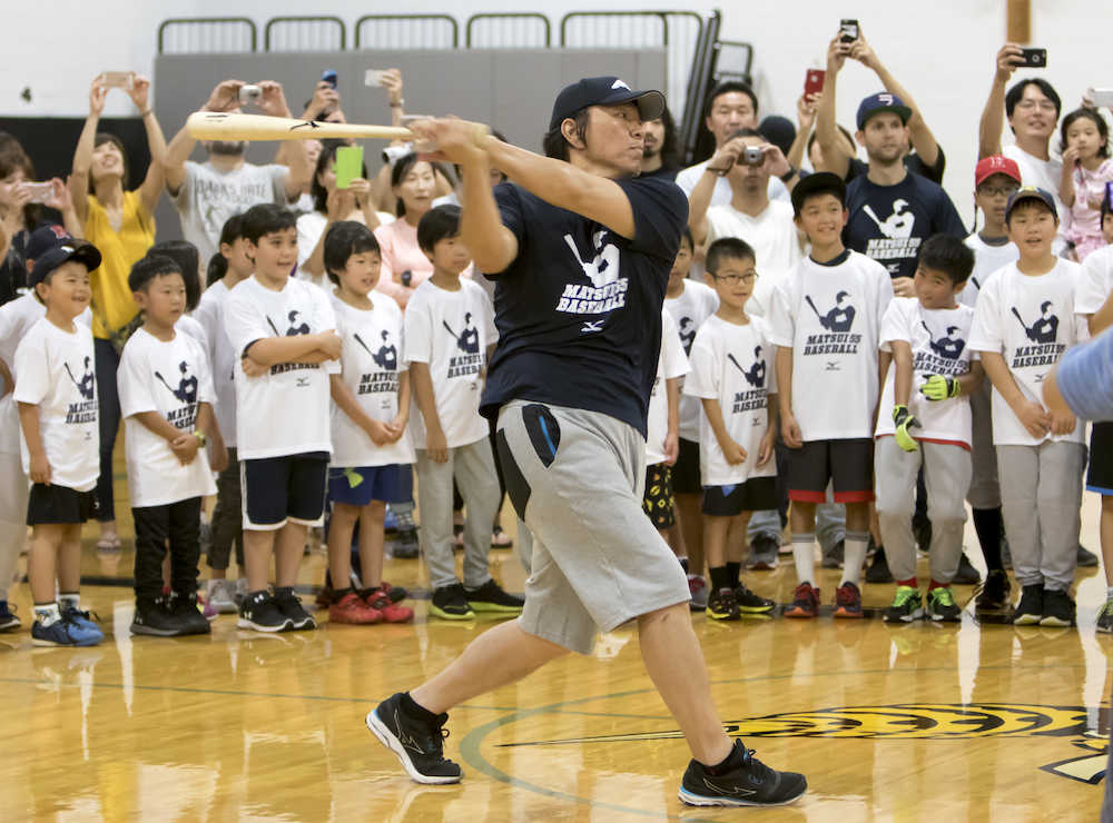 ニューヨーク郊外で恒例の野球教室を開催した松井秀喜氏は子どもたちの前でトス打撃を披露