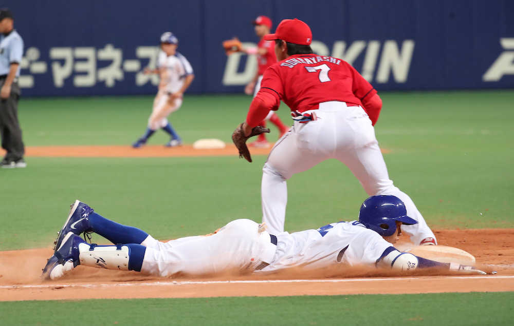＜中・広＞８回無死一塁、京田は内野安打を放ち一塁へヘッドスライディング