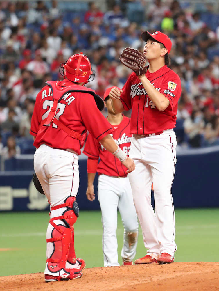 ＜中・広＞５回１死三塁、京田の適時打で３点目を失いガックリの大瀬良と会沢（左）