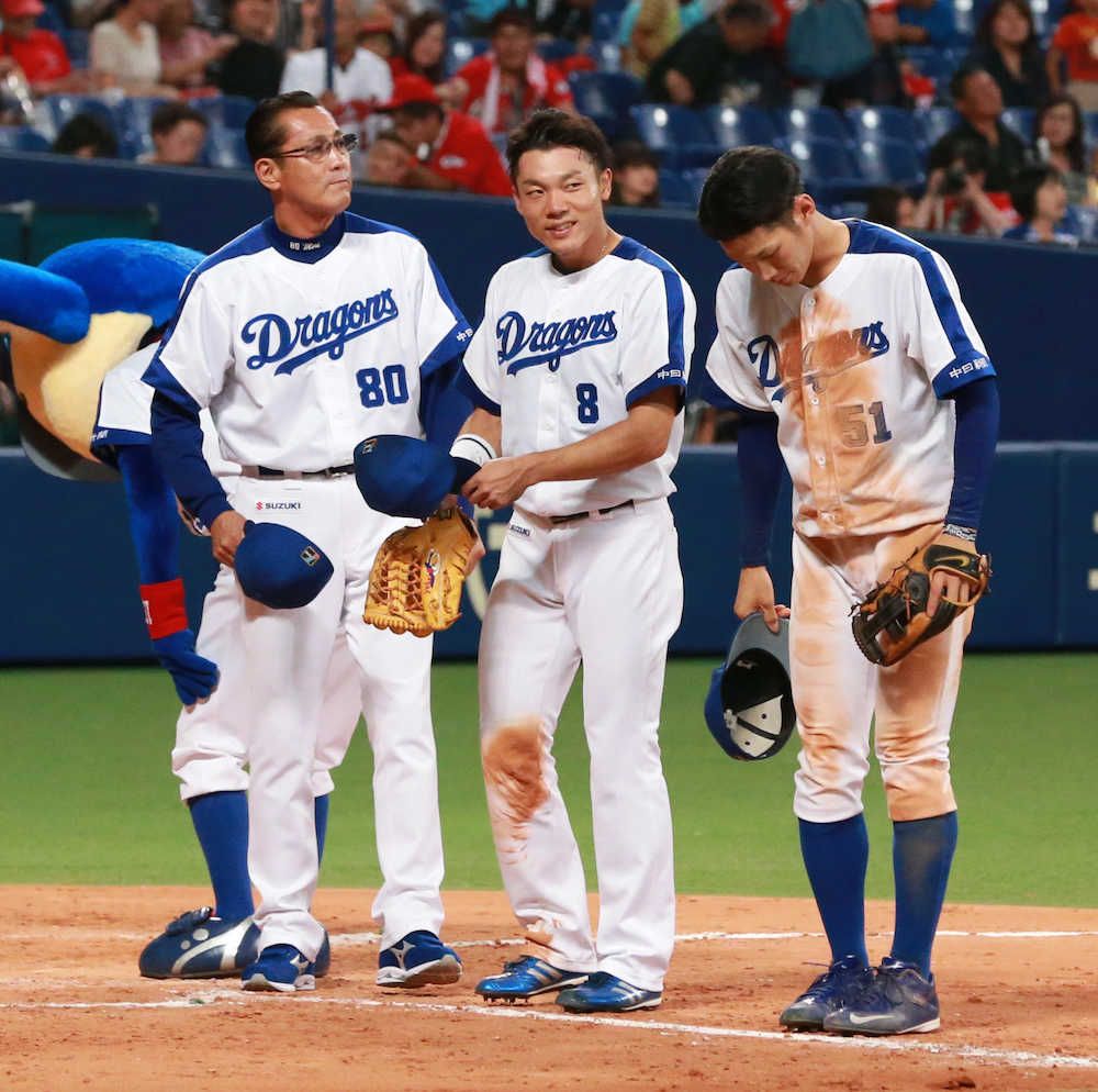 ＜中・広＞勝利しファンにあいさつする（左から）森監督、大島、京田
