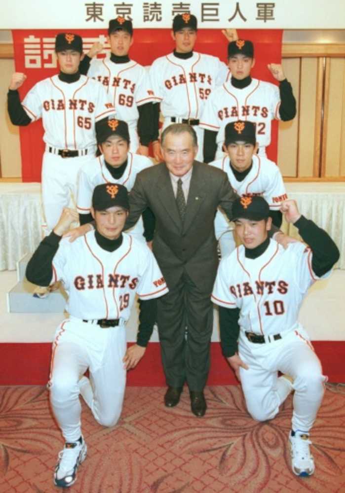 ２０００年１２月、入団発表会見での（前列左から）上野裕平投手と阿部慎之助捕手。中央は当時の長嶋監督