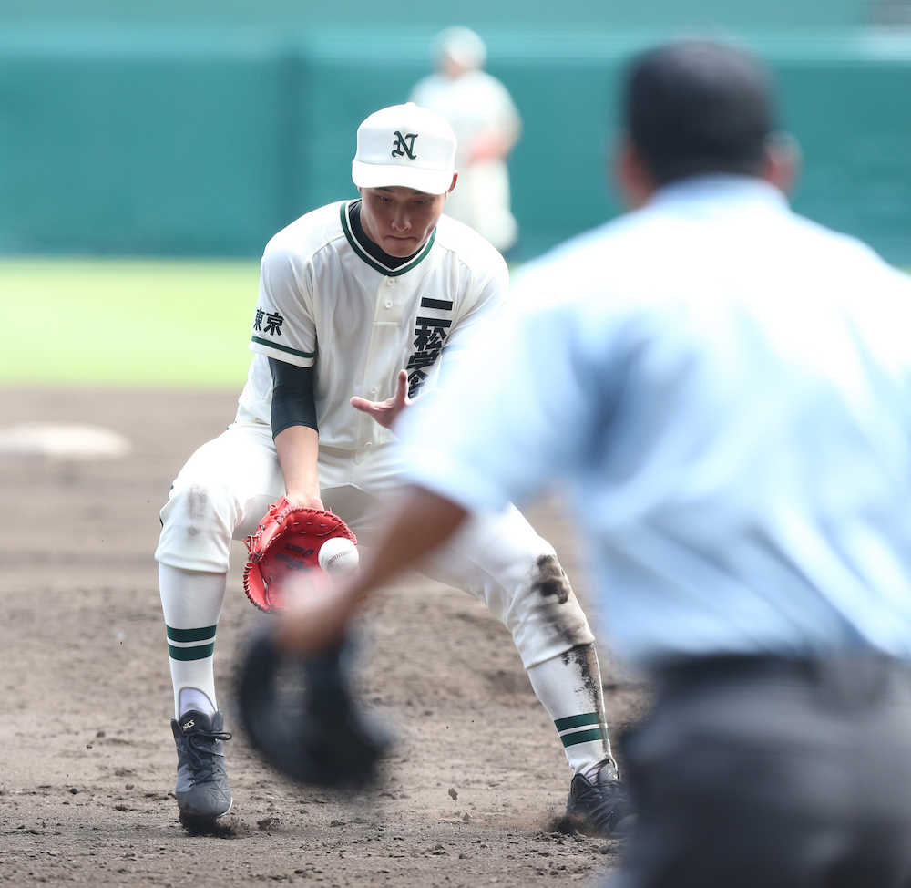 ＜明桜・二松学舎大付＞６回１死二、三塁、山口の打球を右足で止めた二松学舎大付・市川は目の前のボールを拾う