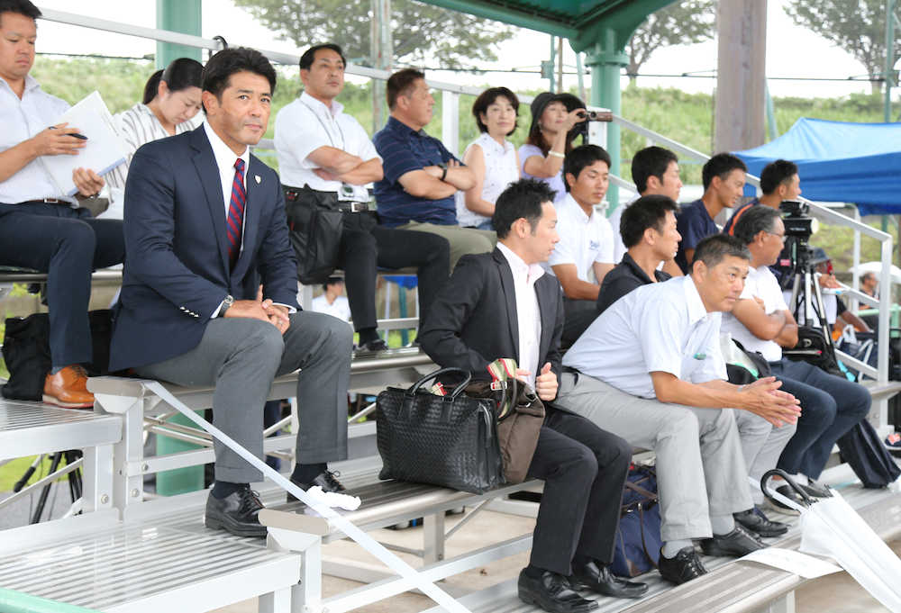 侍ＪＡＰＡＮ・稲葉監督（左端）が大学代表とＪＸ・ＥＮＥＯＳとの練習試合を視察する　　　　　　　　　　　　　　　　　　　　　　　　　　　　　　　　　　　　　　