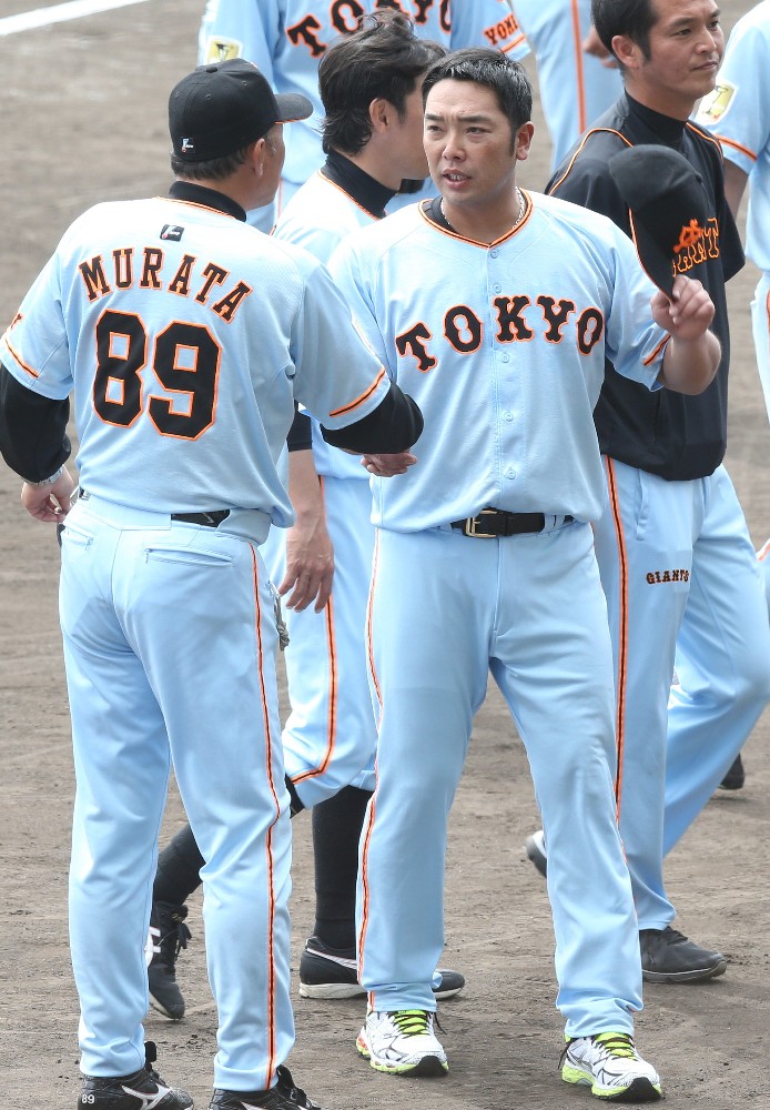 阿部（右）と握手する村田ヘッドコーチ（左）