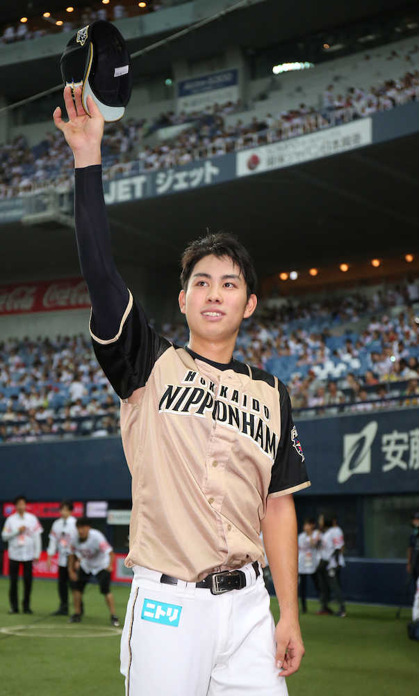 決勝の三塁打でお立ち台に立った日本ハム・太田賢はスタンドのファンの声援に応える