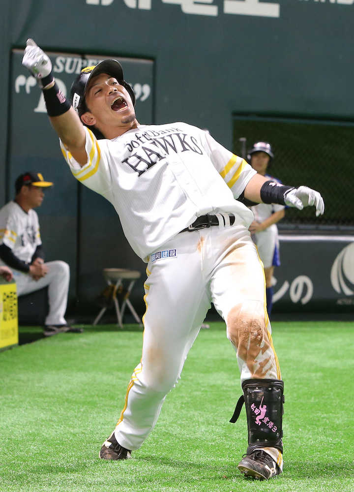 ＜ソ・オ＞６回２死、左越え本塁打を放った松田は「熱男」と叫ぶ