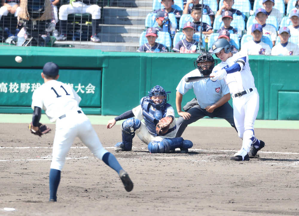 ＜明豊・神村学園＞３回裏１死二、三塁、浜田は右翼線に２点適時二塁打を放つ