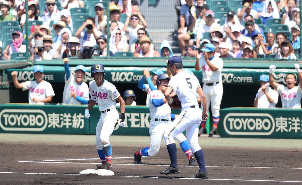＜前橋育英・花咲徳栄＞１回１死二塁、花咲徳栄・西川は左中間に先制適時三塁打を放つ