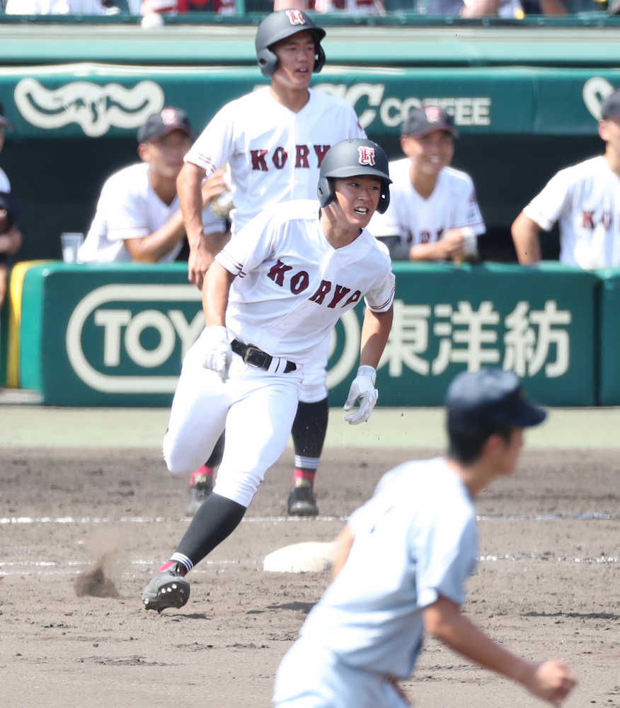 ＜仙台育英・広陵＞３回２死二塁、松岡は左中間に適時二塁打を放つ