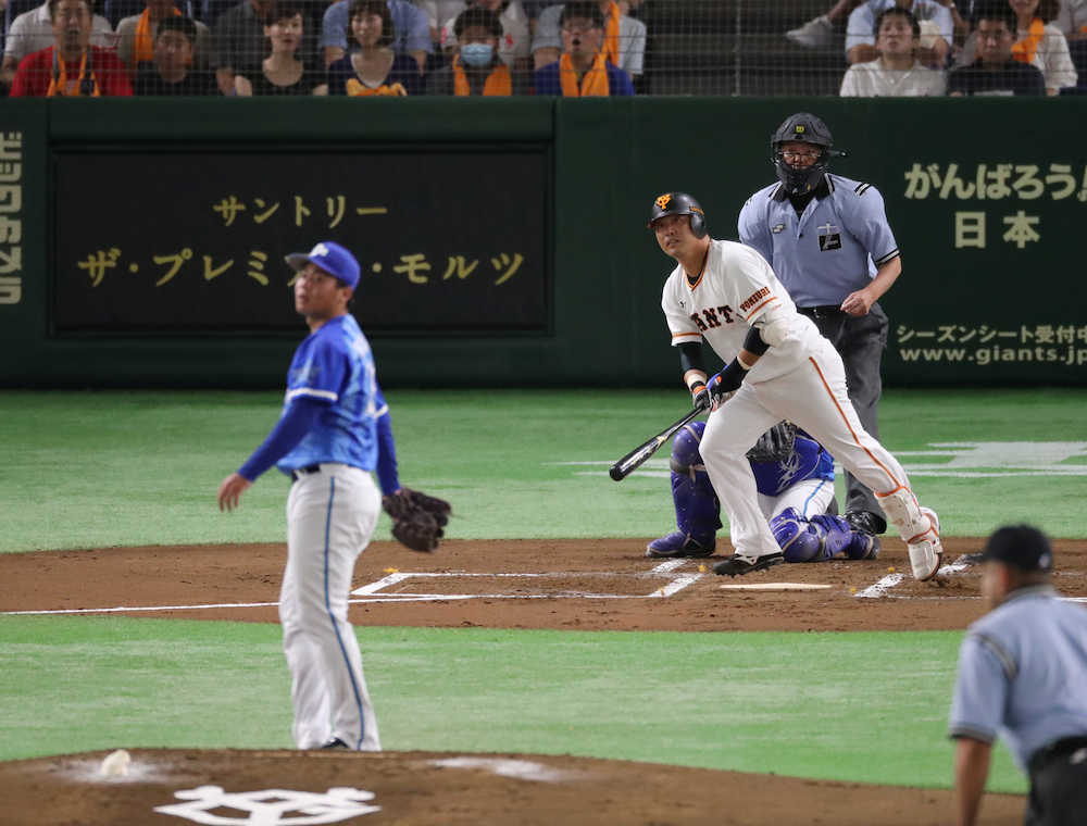 ＜巨・Ｄ＞初回１死一塁、右中間に２ランを放つ村田。投手・浜口