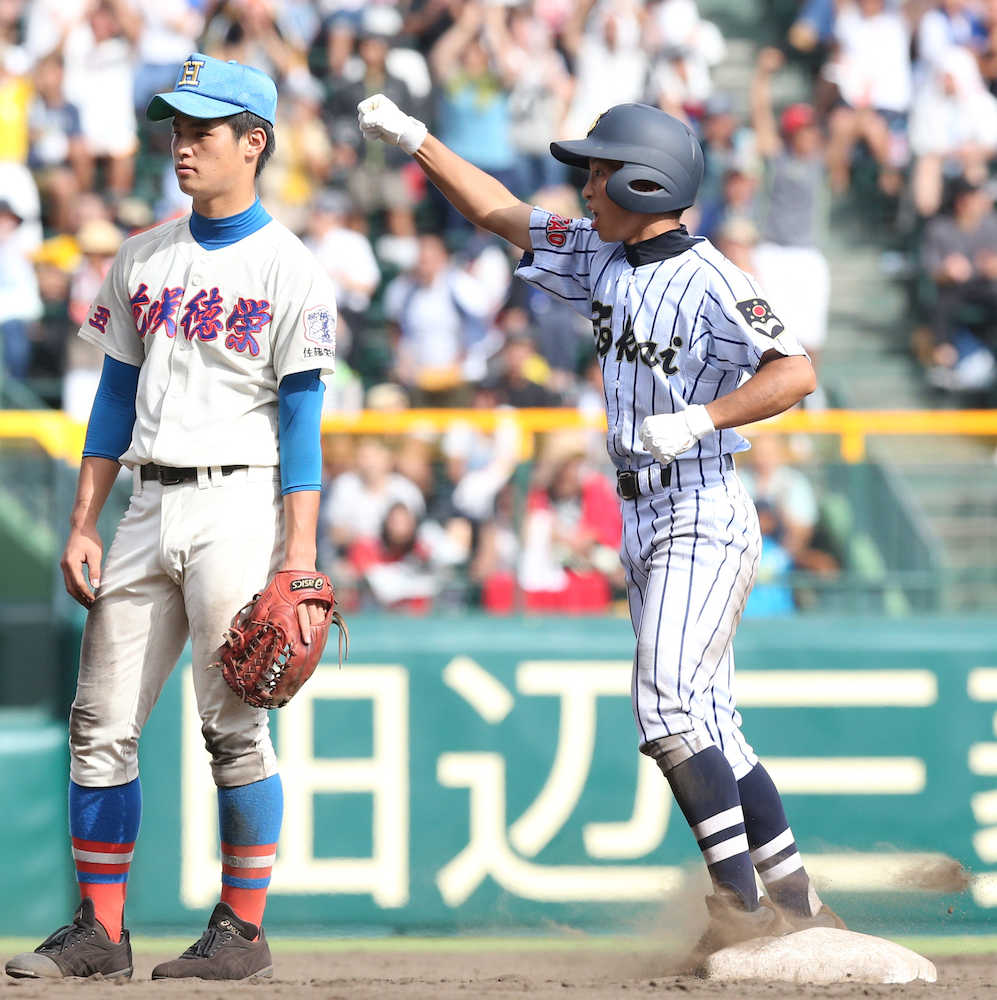 ＜東海大菅生・花咲徳栄＞９回１死一、二塁、同点の２点適時打を放ち、ガッツポーズの東海大菅生・田中（右）