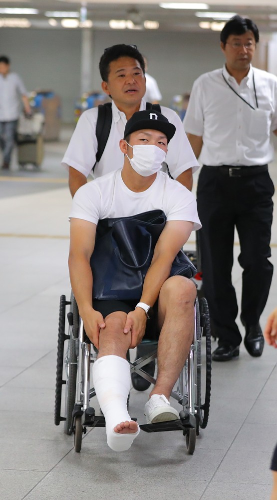 ２４日、車椅子に乗り、新横浜駅に到着した広島・鈴木