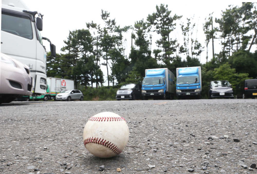 ＜千葉工大・高校日本代表＞５回無死一塁、清宮の１０８号のボールは場外へ