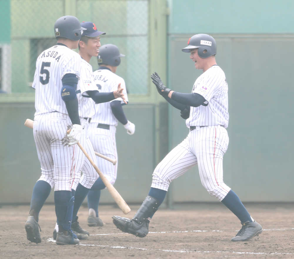 ＜千葉工大・高校日本代表＞５回無死一塁、右越えに通算１０８号本塁打を放った清宮（右）は（左から）安田、徳山に出迎えられる