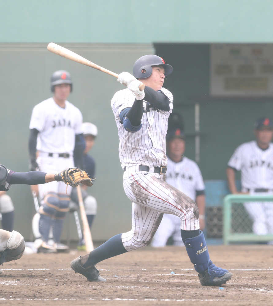 ＜千葉工大・高校日本代表＞３回２死一塁、安田は右越え本塁打を放つ