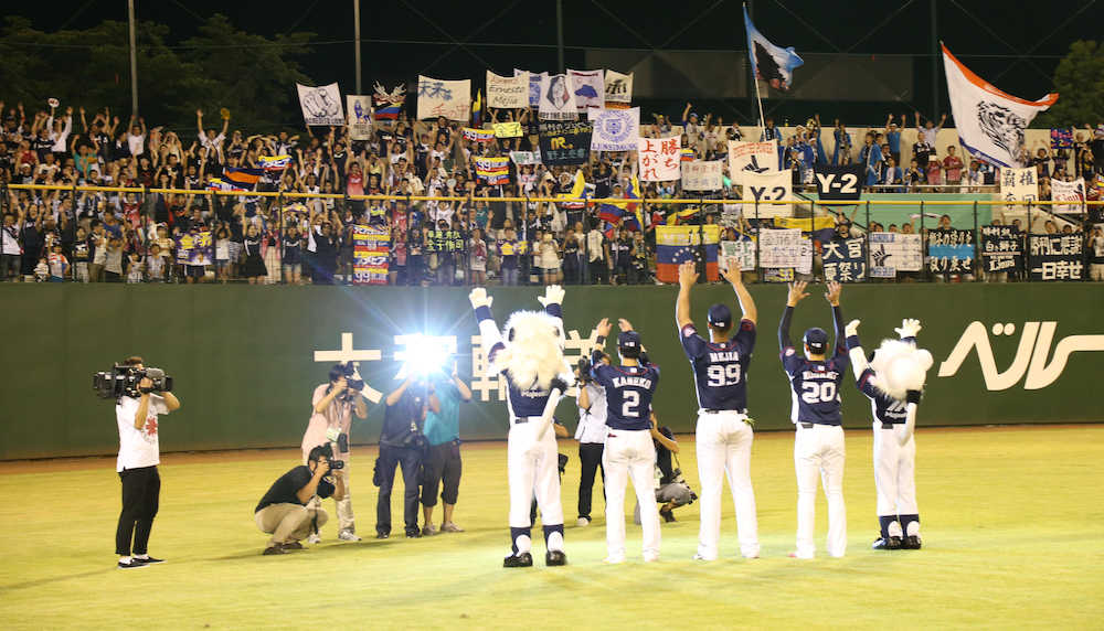 ＜西・オ＞ファンと勝利を喜び合う（左から）金子侑、メヒア、野上