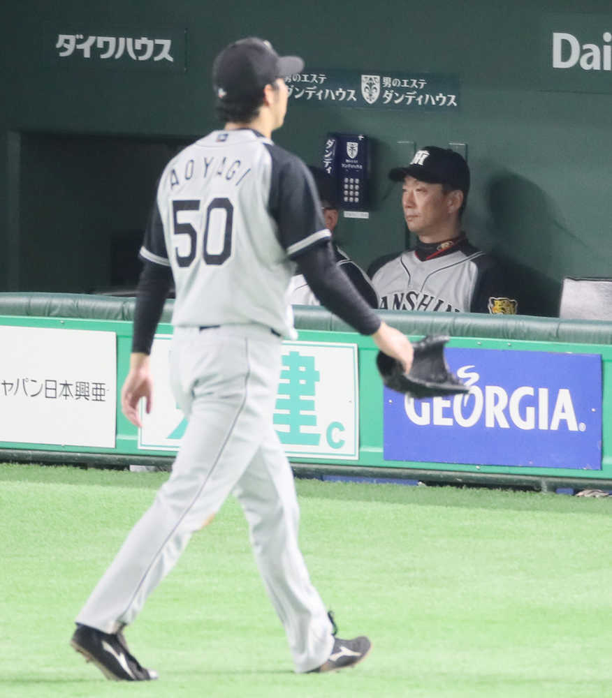 ＜巨・神＞５回２死一塁、金本監督は坂本勇に四球を与えた青柳（左）の交代を告げる