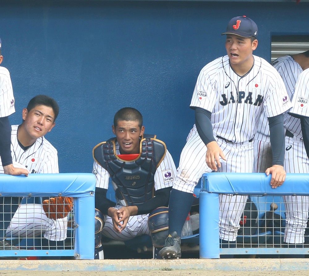 ＜城西国際大・高校日本代表＞試合中にベンチで声を出す（左から）安田、中村、清宮