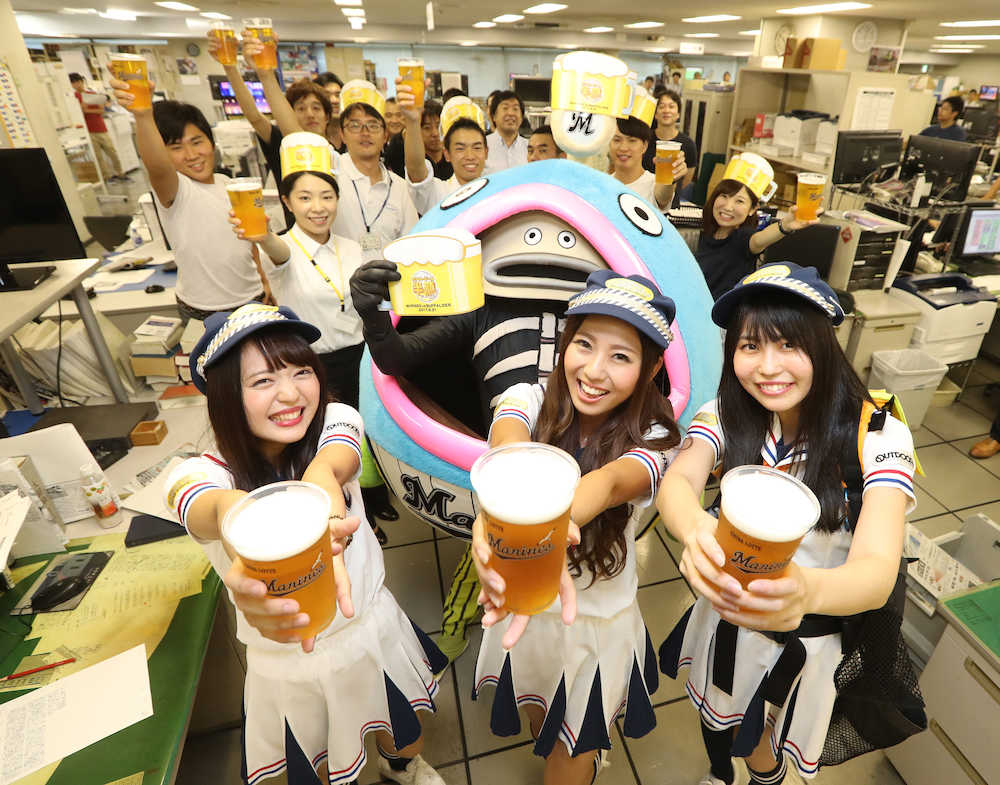 ビール半額デーをＰＲする謎の魚とカンパイガールズ（左から）宮崎佑希、今井さやか、畑内寿理