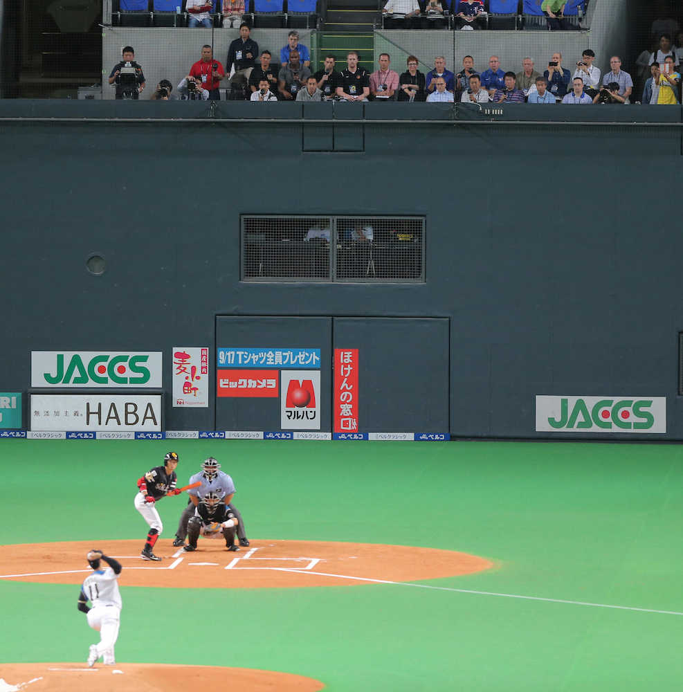 ＜日・ソ＞ネット裏から日本ハム・大谷の投球を見つめるメジャーリーグ関係者