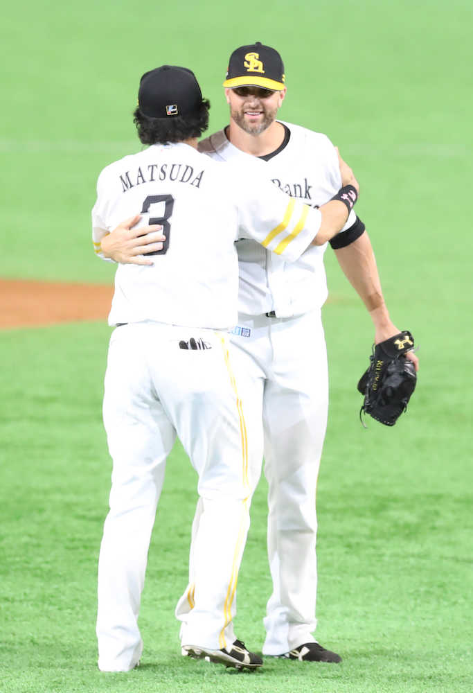 プロ野球タイ記録となる４６セーブ目を挙げたサファテは松田（左）と抱き合い笑顔を見せる
