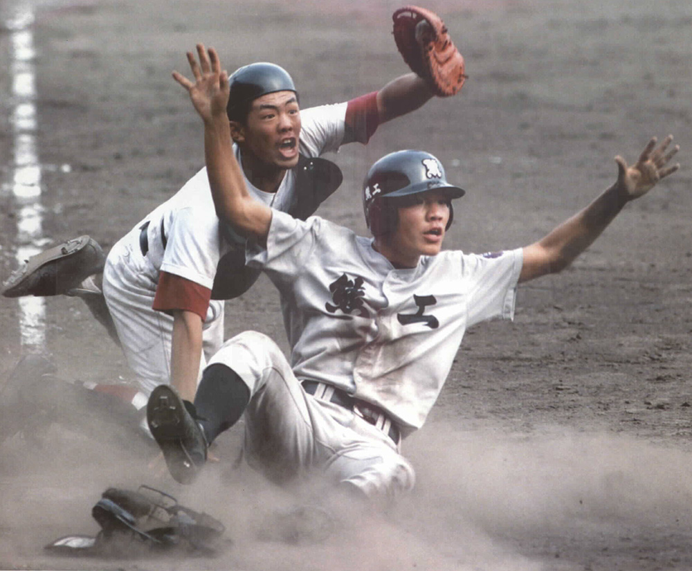１９９６年夏の全国高校野球選手権大会決勝の延長１０回裏１死満塁、熊本工・本多の右翼への飛球を松山商・矢野が好返球し、三走・星子（右）をアウトにする捕手・石丸