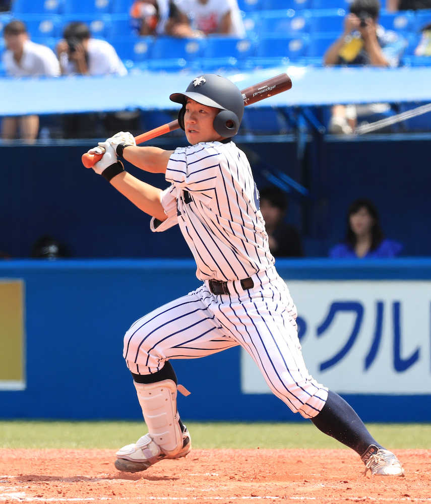 ＜東京六大学野球　立大・東大＞３回２死一、二塁、先制の適時打を放つ立大・松崎