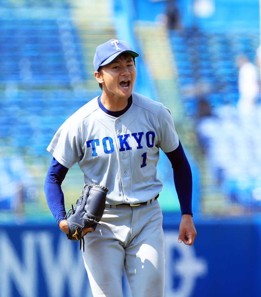 ＜東京六大学野球　立大・東大＞７回２死、打者を抑え、声を上げる東大・宮台