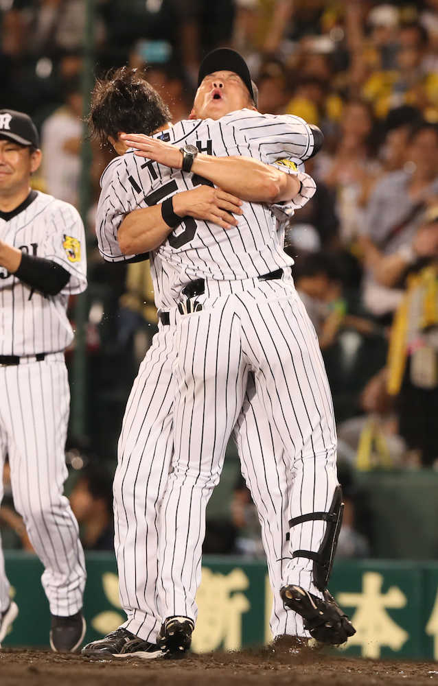 ＜神・Ｄ＞９回、代打・伊藤隼は右越えにサヨナラ打を放ち金本監督と抱き合って喜ぶ