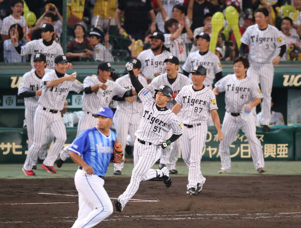 ＜神・Ｄ＞９回２死満塁、代打・伊藤隼（中央）は右越えにサヨナラ打を放ちガッツポーズ