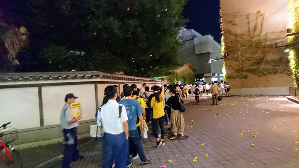 行列の最後尾は右翼スタンド場外、甲子園素盞嗚神社前まで伸びていた。係員が「２時間待ち」と案内していた（８日午後１０時９分撮影）