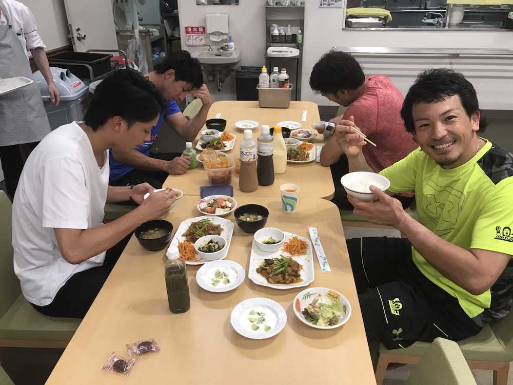 試合後に選手サロンで食事を摂る（右から）松田、柳田、福田、東浜