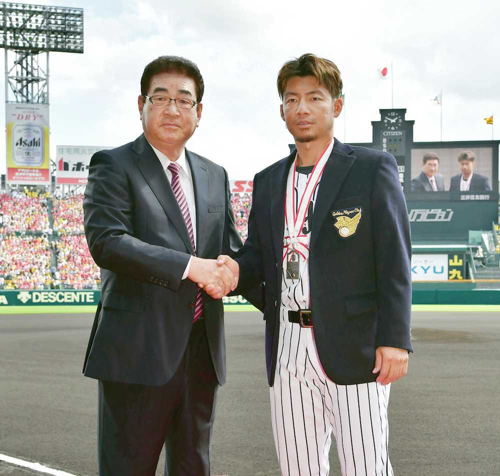 通算２千安打達成のセレモニーで名球会の山本浩二理事長（左）からブレザーを贈られ、記念撮影する阪神・鳥谷