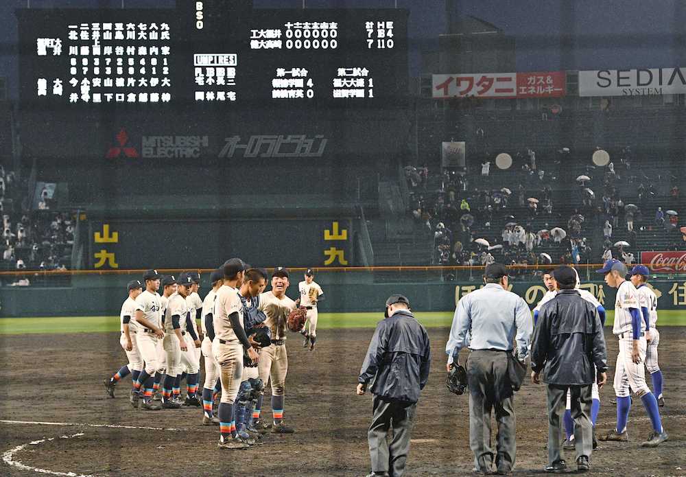 第８９回選抜高校野球大会、延長１５回を引き分け再試合となり、整列する福井工大福井ナイン（左）と健大高崎ナイン