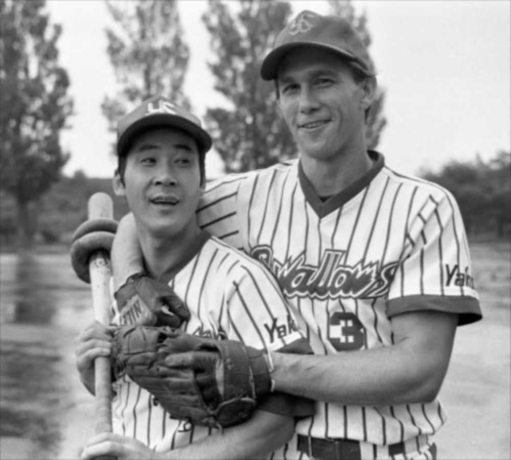 若松勉外野野手（左）とデーブ・ヒルトン内野手